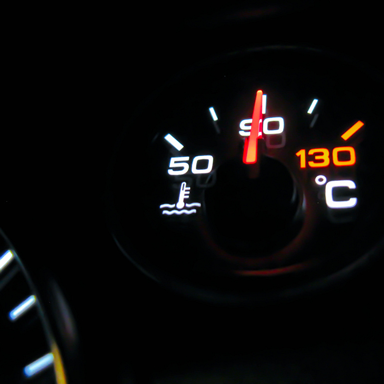 Rijden met hoge temperaturen: wat kunnen we voor de auto en onszelf doen?